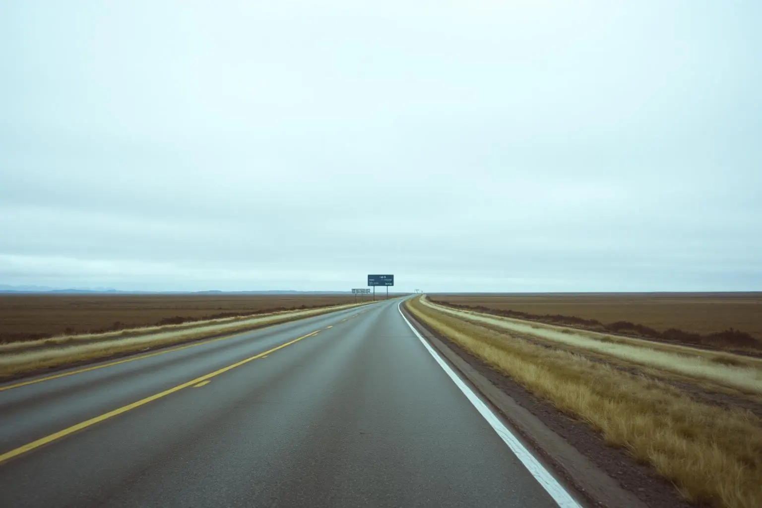 Autoroute canadienne déserte sous un ciel nuageux