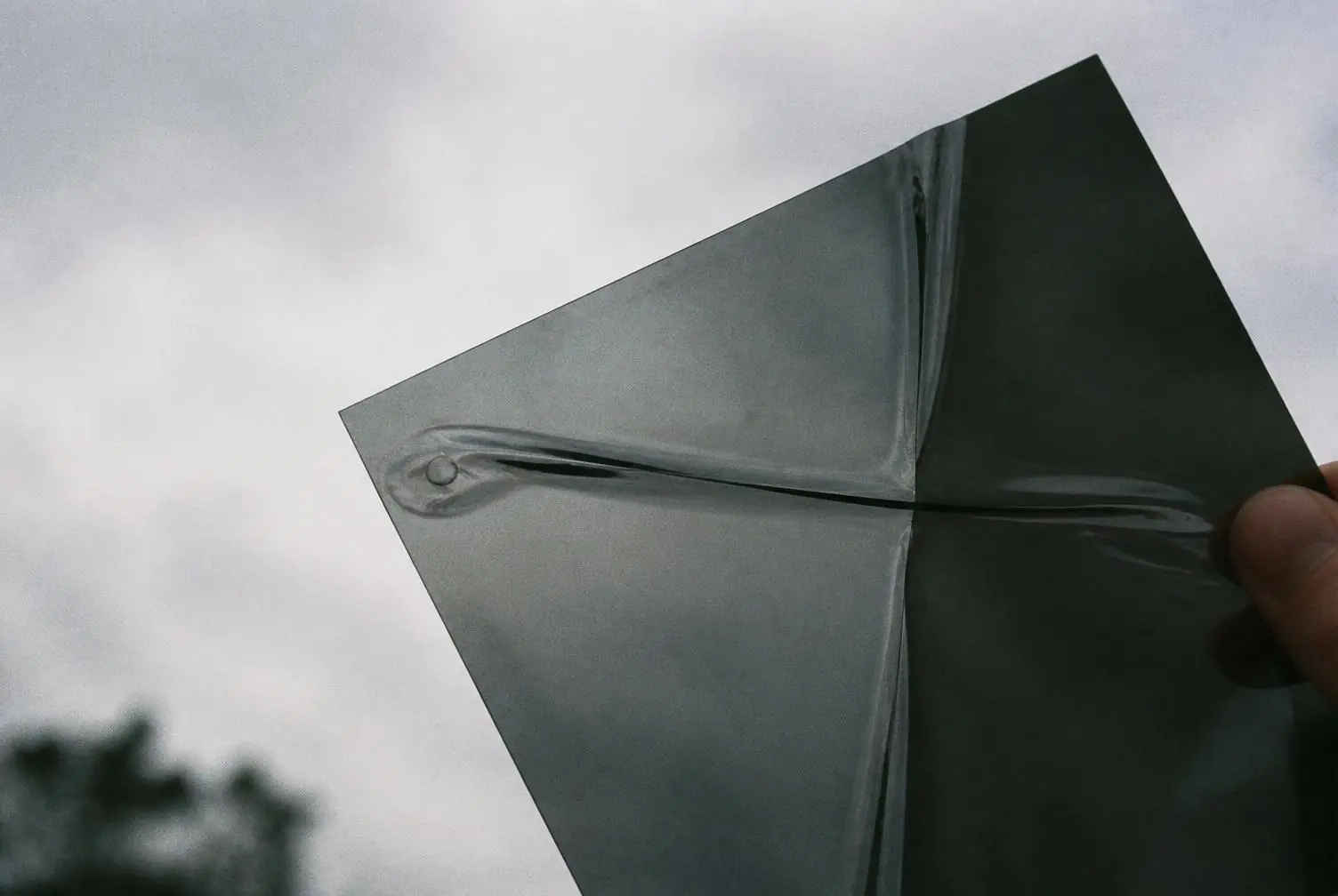 Une feuille de film pour vitres froissée avec une bulle d'air prise dedans — une erreur d'installation.
